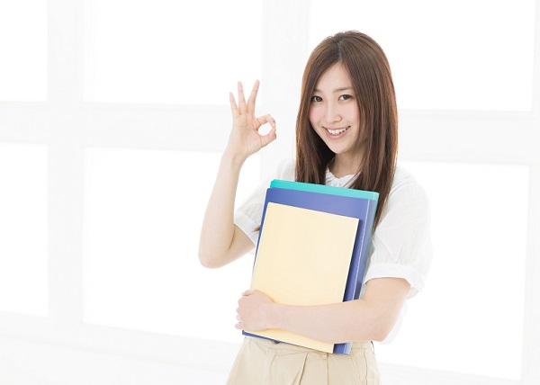 ファイルを持つ女性　ビジネス