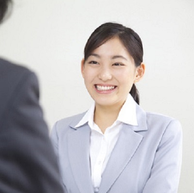 面接を受ける女性