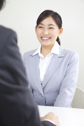 面接を受ける女性