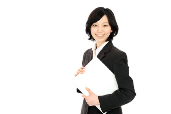 ファイルを持つ女性