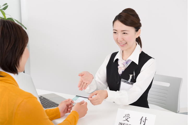 コラム記事.受付.女性