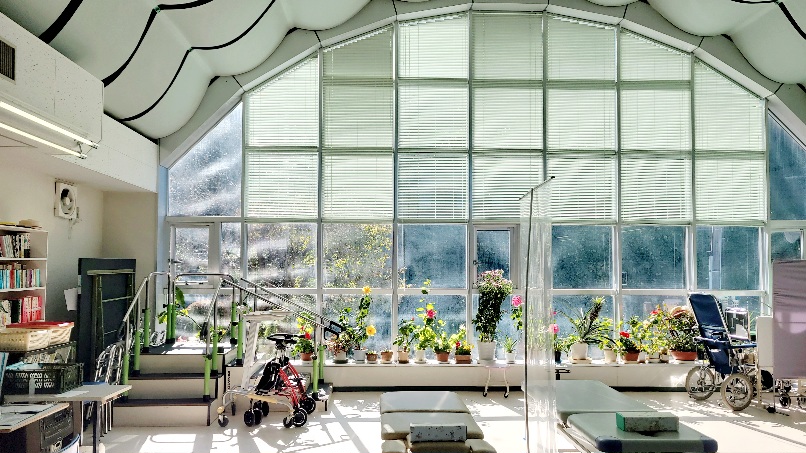 解放感のあるリハビリ室は癒しの空間♪