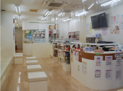 綺麗な薬局内でのお仕事♪
