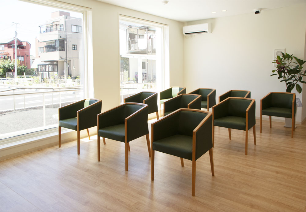 待合スペース★患者さんがリラックスしてお待ちいただけるような落ち着いた空間が広がっています